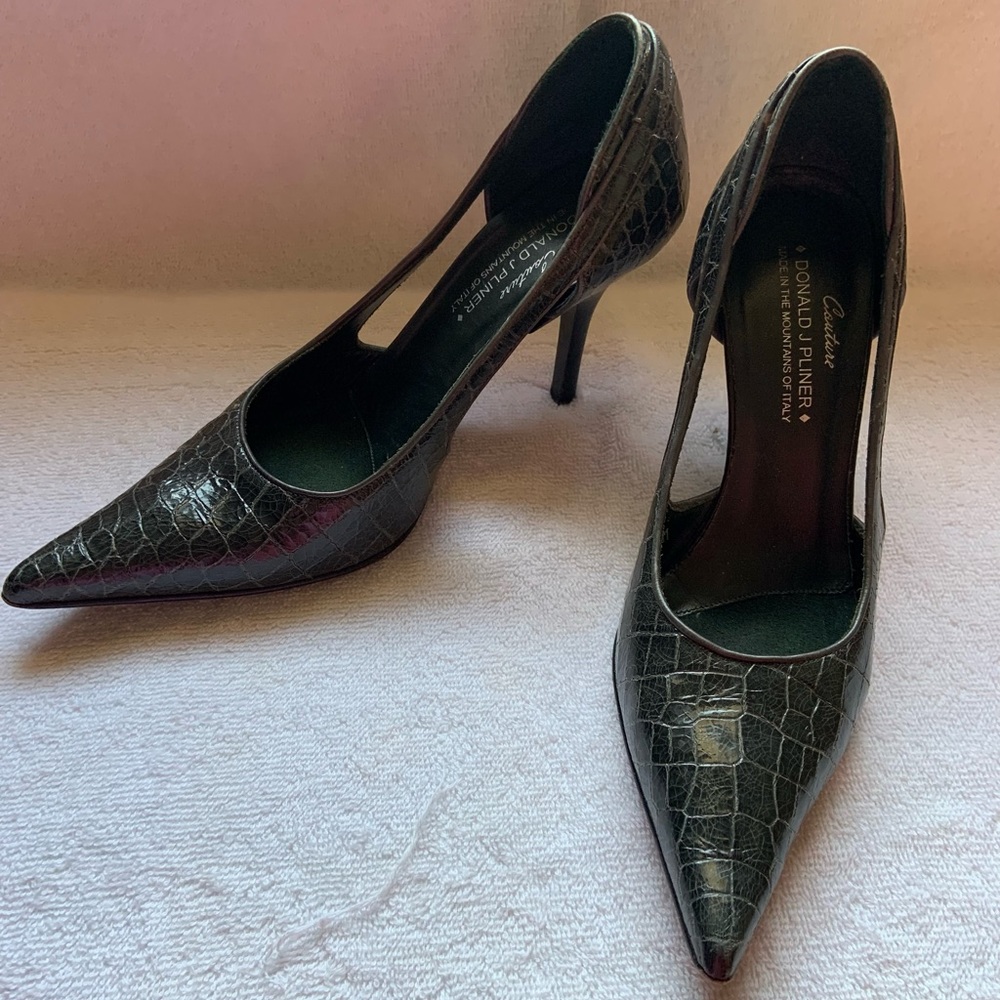 Designer Donald J Pliner pointy Pumps